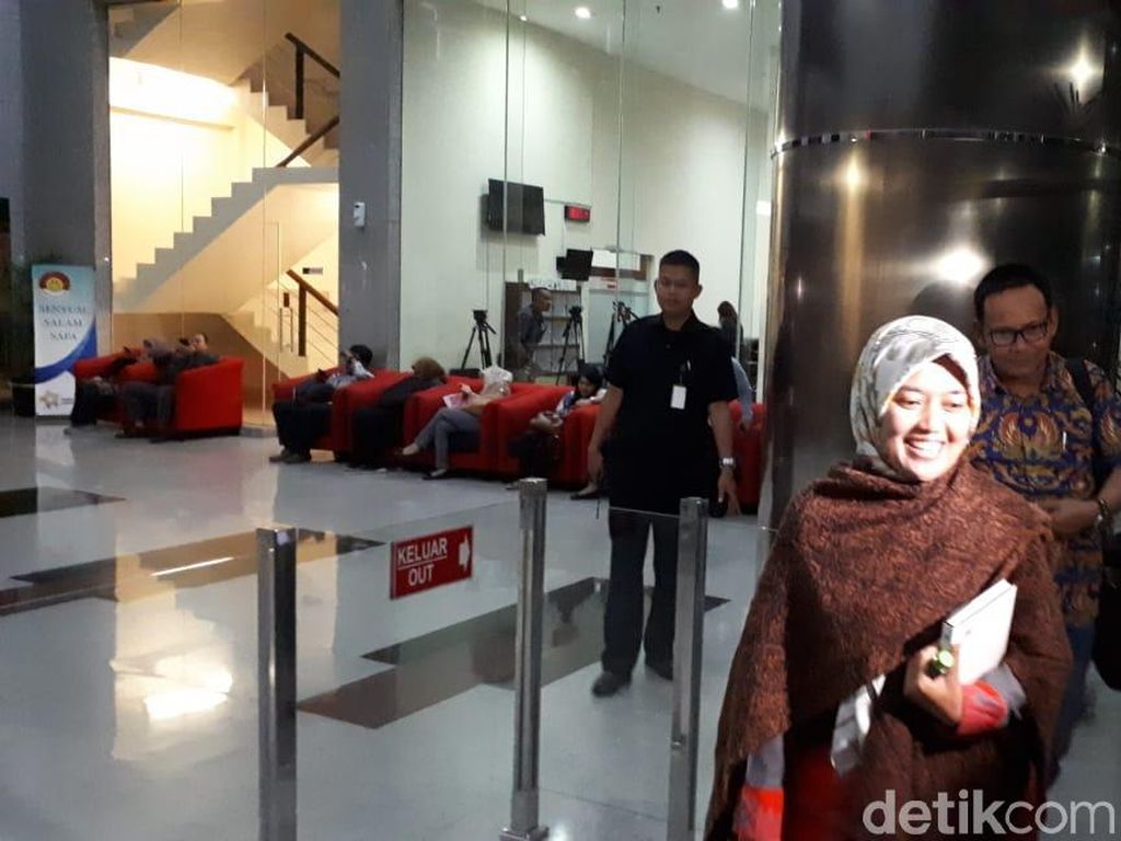 Bupati Lampung Timur Umbar Senyum Usai Diperiksa KPK Bupati Lampung Timur Umbar Senyum Usai Diperiksa KPK