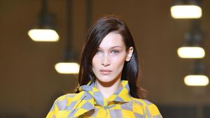 Totalitas, Bella Hadid Memesona di Paris Fashion Week Meski Demam Tinggi