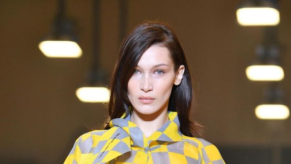 Totalitas, Bella Hadid Memesona di Paris Fashion Week Meski Demam Tinggi