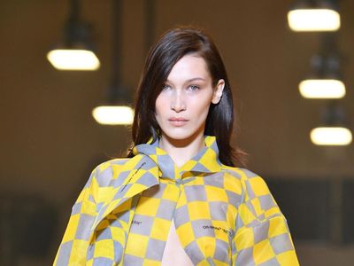 Totalitas, Bella Hadid Memesona di Paris Fashion Week Meski Demam Tinggi
