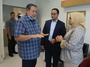 Momen Anies Jenguk Ani Yudhoyono di Singapura