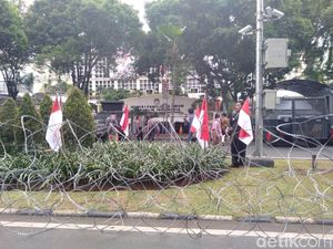 Polisi Pasang Kawat Berduri di Depan KPU Polisi Pasang Kawat Berduri di Depan KPU