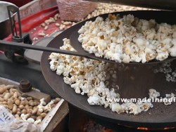 Bukan dengan Mentega, Popcorn di India Dimasak dengan Pasir