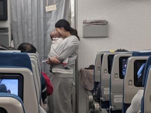 Aksi Unik Ibu Muda di Pesawat yang Dipuji Semua Penumpang