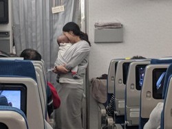 Aksi Unik Ibu Muda di Pesawat yang Dipuji Semua Penumpang