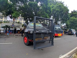 Polisi Kawal Massa Aksi dari Masjid Menuju KPU