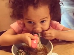 Chrissy Teigen Bangga Saat Anaknya Cicip Boat Noodles Thailand