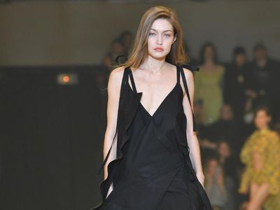 Penampilan Gigi Hadid di Paris Fashion Week Usai Bikin Heboh