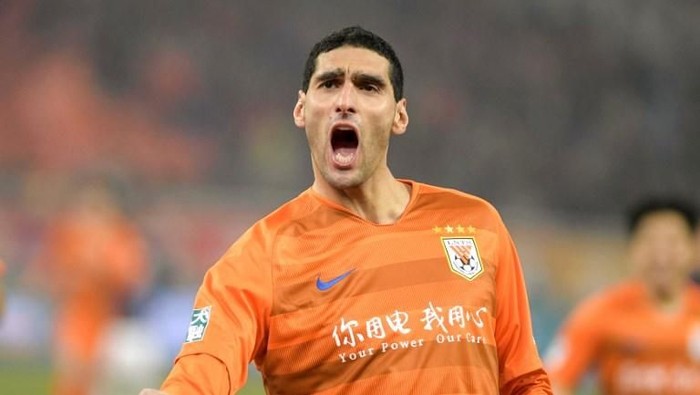 Marouane Fellaini of Shandong Luneng celebrates after scored during the Chinese Super League (CSL) football match between Shandong Luneng and Beijing Renhe in Jinan in Chinas eastern Shandong province on March 1, 2019. - Marouane Fellaini needed just 50 minutes to make his mark in Chinese football, scoring the winner on his debut for Shandong Luneng on March 1 following his move from Manchester United. (Photo by STR / AFP) / China OUT
