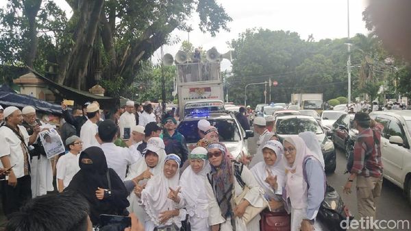 Foto: Pose 2 Jari Emak-emak Peserta Aksi FUI Menuju KPU