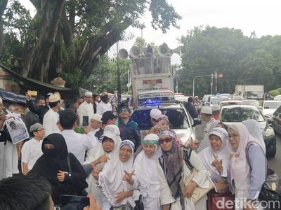 Foto: Pose 2 Jari Emak-emak Peserta Aksi FUI Menuju KPU