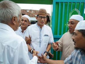 Sandiaga Berangkat Umrah Usai Debat Pilpres Kelima Sandiaga Berangkat Umrah Usai Debat Pilpres Kelima