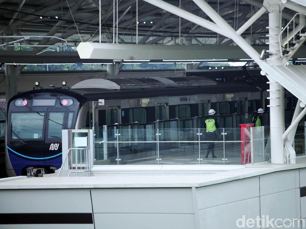 MRT Izinkan Penumpang Minum Air Putih dan Makan Kurma Saat Berbuka Puasa MRT Izinkan Penumpang Minum Air Putih dan Makan Kurma Saat Berbuka Puasa