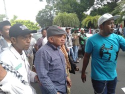 Amien Rais Ikut Aksi FUI di Depan KPU, Naik di Atas Mobil Komando