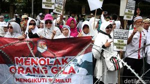 Ratusan Peserta Apel Siaga Umat Geruduk KPU Pusat