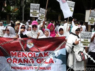 Ratusan Peserta Apel Siaga Umat Geruduk KPU Pusat