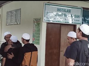 Isak Tangis Warnai Pengambilan 3 Jenazah Korban Kecelakaan Tol Madiun Isak Tangis Warnai Pengambilan 3 Jenazah Korban Kecelakaan Tol Madiun