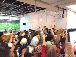 Warga Rebutan Foto-Jabat Tangan Saat Jokowi Kunjungi Mal di Kendari