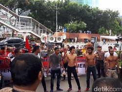 Detik-detik Gedung KPK Dilempari Telur
