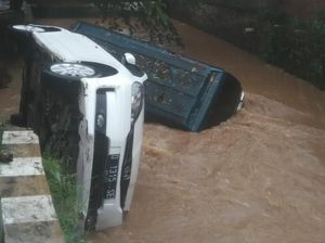 Tembok Ambrol, 2 Mobil Terjun ke Sungai di Bandung Tembok Ambrol, 2 Mobil Terjun ke Sungai di Bandung