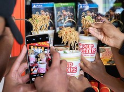 Canggih! Vending Machine Ini Gunakan Medsos Buat Beri Mie Instan Gratis