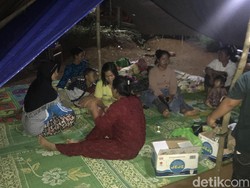 Khawatir Gempa Susulan, Warga Solok Selatan Pilih Tidur di Tenda