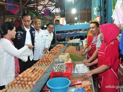 Pagi Ini Jokowi dan Iriana Asyik Blusukan ke Pasar Sentral Gorontalo