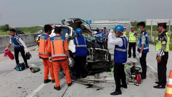 Truk vs Fortuner di Tol Madiun Tewaskan 3 Orang