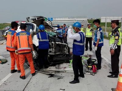 Truk vs Fortuner di Tol Madiun Tewaskan 3 Orang