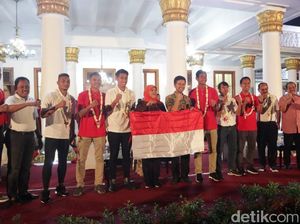 Khofifah dan Emil Sambut 4 Pemain Timnas U-22 asal Jatim Khofifah dan Emil Sambut 4 Pemain Timnas U-22 asal Jatim