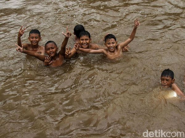 Asyiknya Berenang di Kali Cengkareng