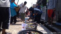 Foto: Masyarakat Cirebon Arak Tombak Jelang Panen