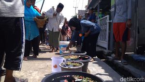 Foto: Masyarakat Cirebon Arak Tombak Jelang Panen