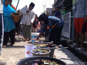 Foto: Masyarakat Cirebon Arak Tombak Jelang Panen Foto: Masyarakat Cirebon Arak Tombak Jelang Panen