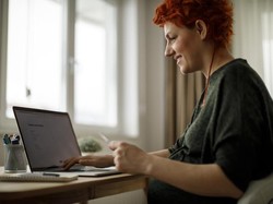 Trik agar Bunda Tidak Boros Saat Belanja Online