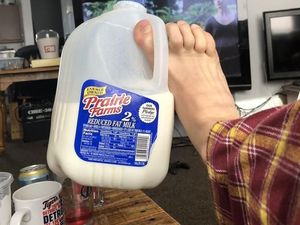 10 Foto Kocak Netizen Tunjukkan Cara Terburuk untuk Memegang Minuman