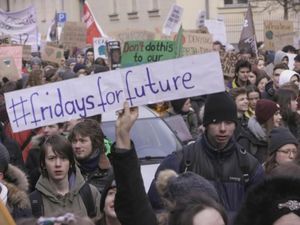 Ribuan Siswa di Hamburg Gelar Unjuk Rasa Untuk Perlindungan Iklim Ribuan Siswa di Hamburg Gelar Unjuk Rasa Untuk Perlindungan Iklim