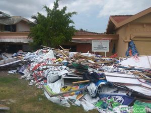 Ribuan Spanduk Caleg di Banda Aceh Dibongkar dari Fasilitas Publik Ribuan Spanduk Caleg di Banda Aceh Dibongkar dari Fasilitas Publik
