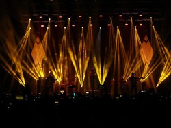 Istora Mendadak Syahdu saat Kodaline Bawakan The One