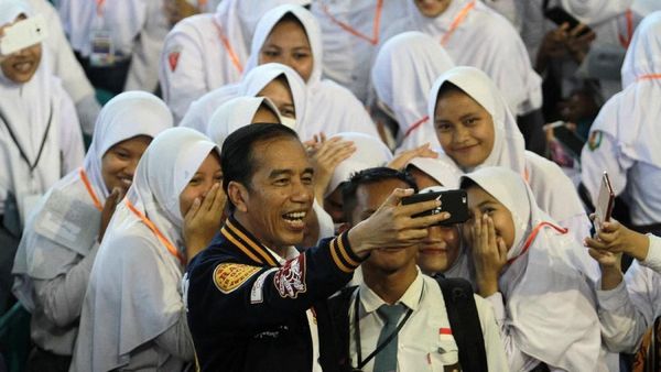 Jokowi Wefie Bareng Pelajar Usai Bagikan KIP di Gorontalo
