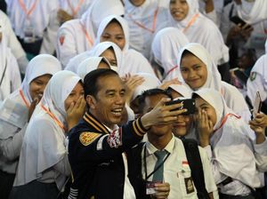 Jokowi Wefie Bareng Pelajar Usai Bagikan KIP di Gorontalo