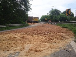 Bahan Baku Gula Tumpah, Pintu Tol Cilegon Timur Ditutup