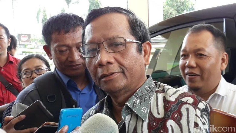 Jejak Tudingan Mobil Camry yang Bikin Mahfud Polisikan Kakek Kampret