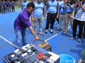 Napi Lapas Jelekong Hancurkan Handphone
