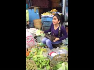 Setuju Nggak? Penjual Sayur Cantik Ini Dibilang Mirip Syahrini