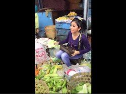 Setuju Nggak? Penjual Sayur Cantik Ini Dibilang Mirip Syahrini