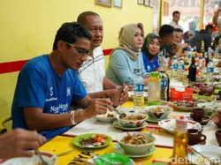 Sandiaga Cicipi Sate Balibul Tuwel di Tegal: Ini Lebih dari Maknyus