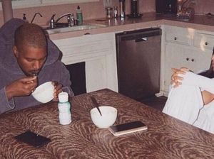 Foto Sarapan di Dapur Sederhana, Kim Kardashian dan Kanye West Diejek Netizen Foto Sarapan di Dapur Sederhana, Kim Kardashian dan Kanye West Diejek Netizen