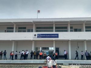 Pelabuhan Kuala Tanjung Terhubung Kereta Api dari Sei Mangkei Pelabuhan Kuala Tanjung Terhubung Kereta Api dari Sei Mangkei