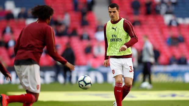 Pemain Arsenal Ganit Xhaka melakukan pemanasan jelang pertandingan. (